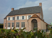 Steen: paepesteen, Verband: kruisverband, Kenmerken: pastoriestijl