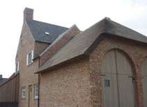 Steen: paepesteen, Verband: kruisverband, Kenmerken: pastoriestijl